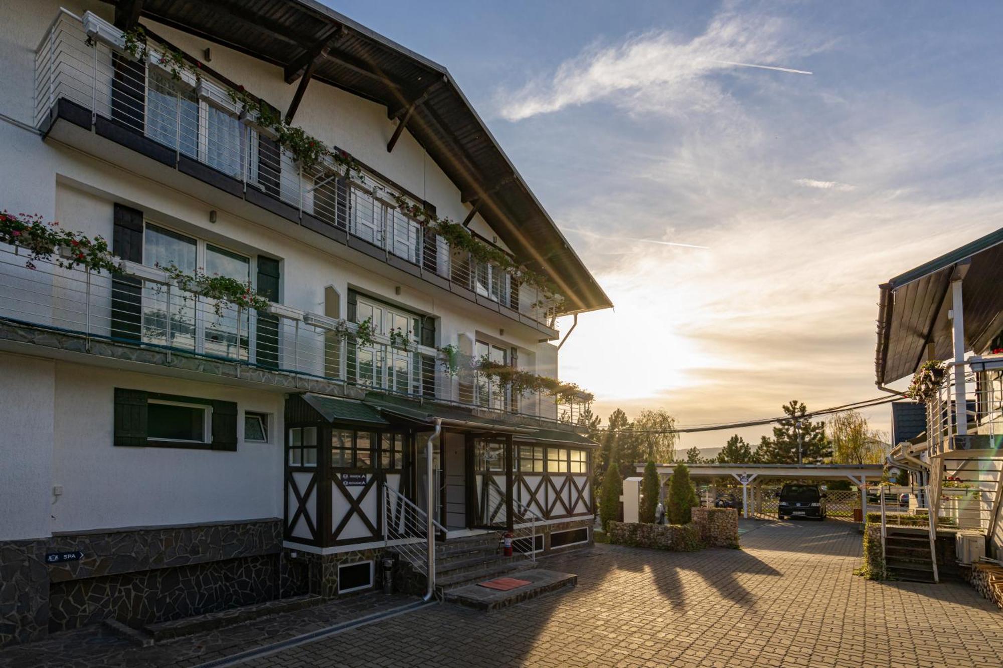 Hotel Casa Augsburg Băneşti Esterno foto